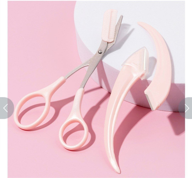 پک ویژه قیچی مخصوص اصلاح ابرو به همراه تیغ کوچک مناسب اصلاح جاهای ظریف ابرو و صورت دارای طراحی ارگونومی ابرو