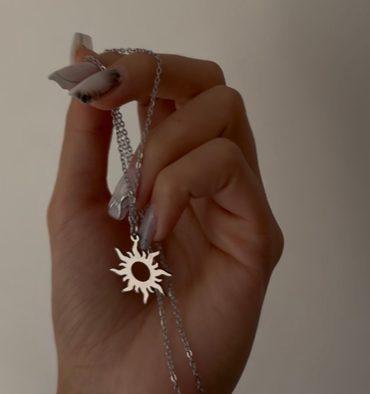 نیم ست استیل زنانه طرح خورشید گوشواره همراه با زنجیر استیل 49 سانتی