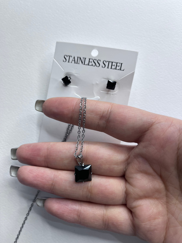 نیم ست استیل زنانه و دخترانه نگین دار با گوشواره همراه با زنجیر استیل ۴۵ سانتی